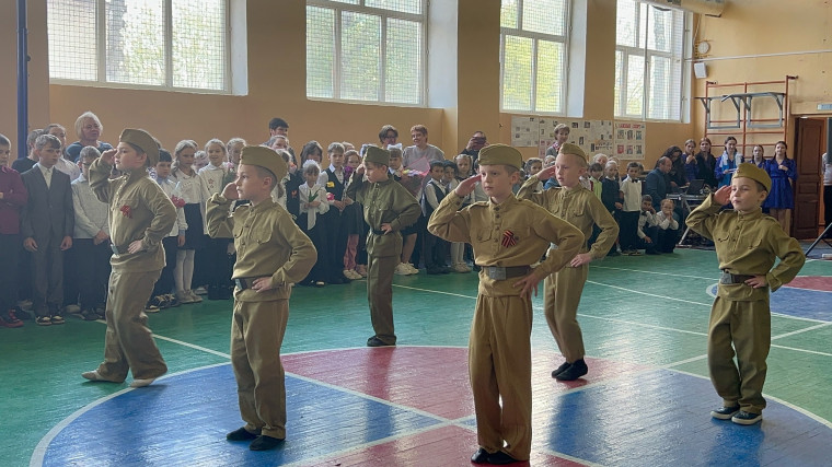 Общешкольная линейка, посвященная 79-летию со Дня Победы.